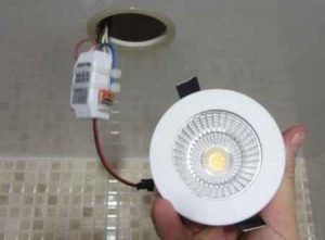 Как установить точечный светильник в натяжной потолок