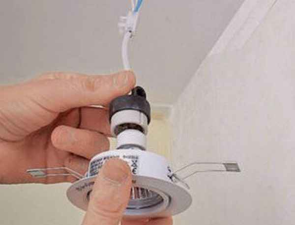 Как установить светильники на потолок